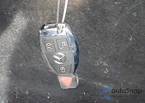 2016 Mercedes-Benz C 300 z USA, uszkodzony, nr VIN 55SWF4JB8GU165269